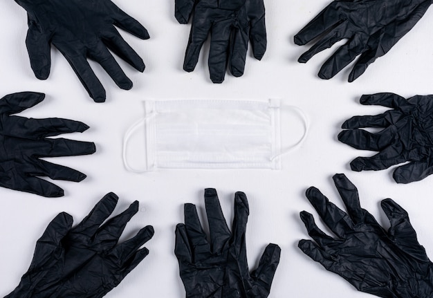 Set medyczna maska i medyczne rękawiczki na białym tle. widok z góry.