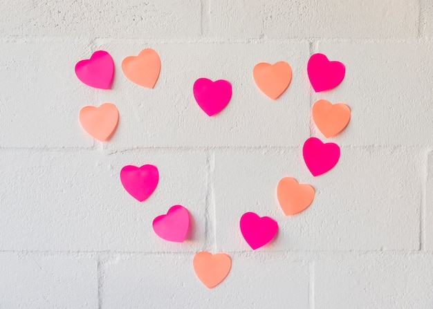 Bezpłatne zdjęcie set papierowi serca na ścianie