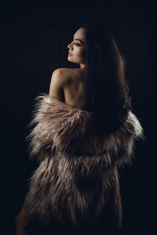 Sexy kobieta body studio shotportret pięknej kobiety z czarnymi włosami