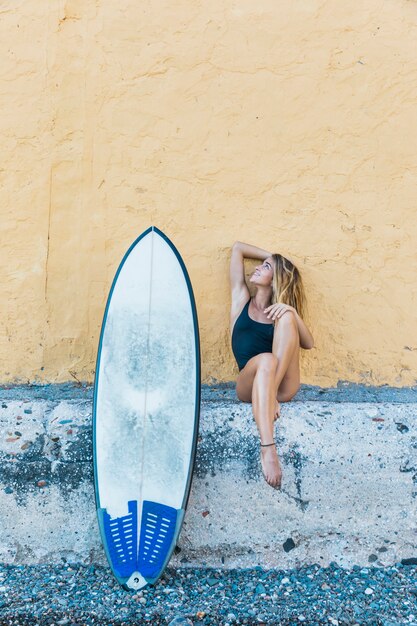 Sexy surfer dziewczyna