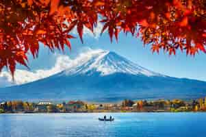 Bezpłatne zdjęcie sezon jesienny i góra fuji nad jeziorem kawaguchiko, japonia.