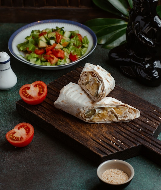 Shaurma Lavash pokrojona na dwie części i nadziewana składnikami