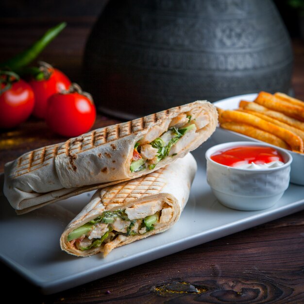 Shawarma pita roll z kurczakiem i smażonymi ziemniakami