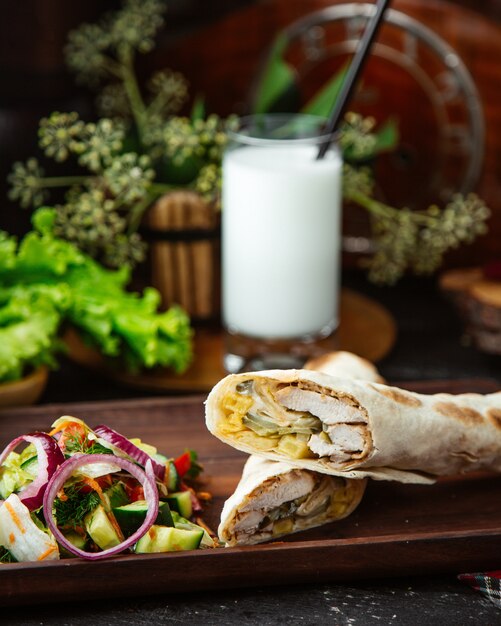 Shawarma z kurczaka w połowie podawana z sałatką warzywną