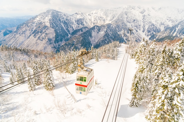 Bezpłatne zdjęcie shinhotaka ropeway takayama gifu, japonia.