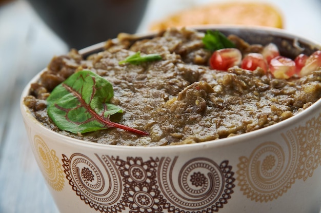 Shorabit jarjir, zupa z czerwonej soczewicy i dyni piżmowej, kuchnia bliskowschodnia lewant, tradycyjne dania różne, widok z góry