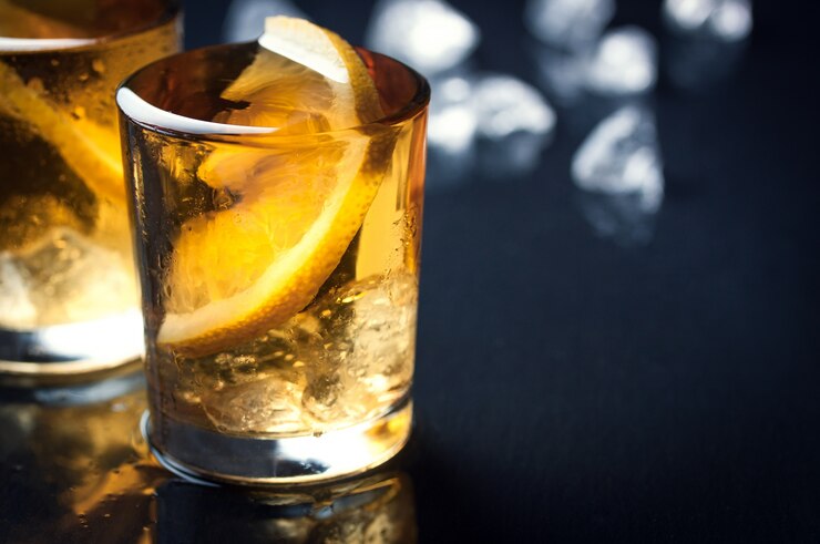 Bezpłatny plik Zdjęcie shot alkoholu z plasterkiem cytryny
