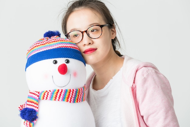 Bezpłatne zdjęcie shot w studio m? odej kobiety asian posiadania christmas snowman