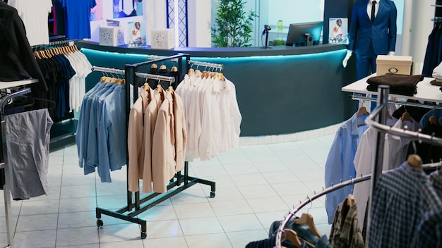 Showroom w centrum handlowym z ubraniami z modnych kolekcji, butik na rynku detalicznym z nowoczesną i modną odzieżą. Pusty sklep odzieżowy wypełniony nowymi trendami i markami modowymi.