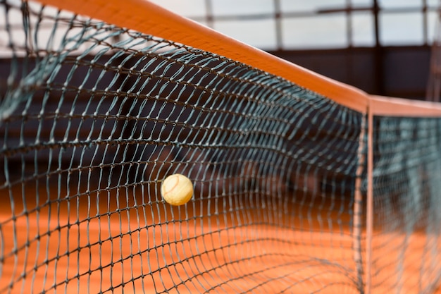 Bezpłatne zdjęcie siatka do tenisa z piłką