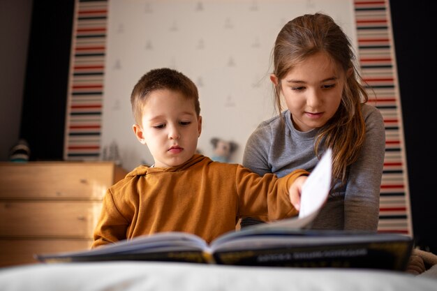 Silbilling bawiący się razem w swoim pokoju