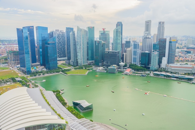 Bezpłatne zdjęcie singapore - 16 lipca 2015: widok marina bay. marina bay jest jedną z najbardziej znanych atrakcji turystycznych w singapurze.