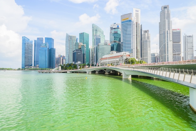 Bezpłatne zdjęcie singapur city, singapur - 15 lipca 2015: panorama marina bay marina bay to zatoka w pobliżu centralnego obszaru singapuru.