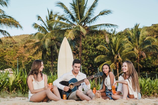 Singer z gitarą na plaży