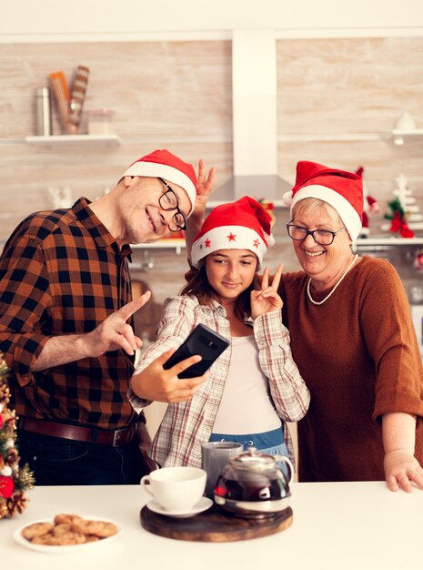 Siostrzenica robi selfie z dziadkami świętującymi Boże Narodzenie