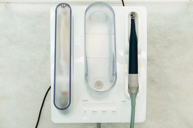 Skaler ultradźwiękowy w gabinecie stomatologicznym. koncepcja stomatologii.