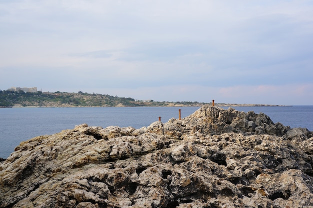 Skaliste góry w pobliżu oceanu pod błękitnym niebem