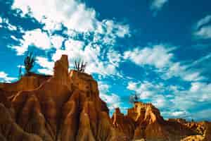 Bezpłatne zdjęcie skały na pustyni tatacoa, kolumbia pod zachmurzonym niebem