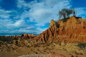 Bezpłatne zdjęcie skały na pustyni tatacoa, kolumbia pod zachmurzonym niebem