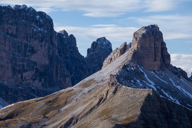 Skały we włoskich Alpach pod zachmurzonym niebem w godzinach porannych