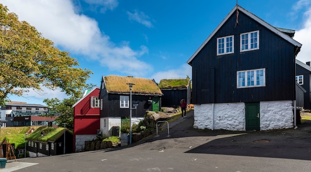 Skandynawskie domy wyspiarskie z dachami z trawy, które są powszechne na wyspach