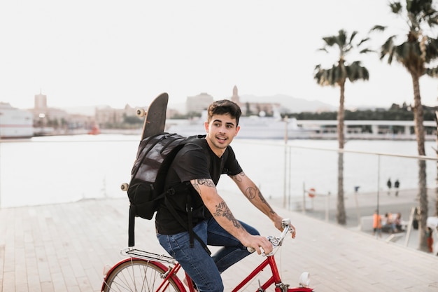 Skateboarder jazdy rowerem w pobliżu wybrzeża