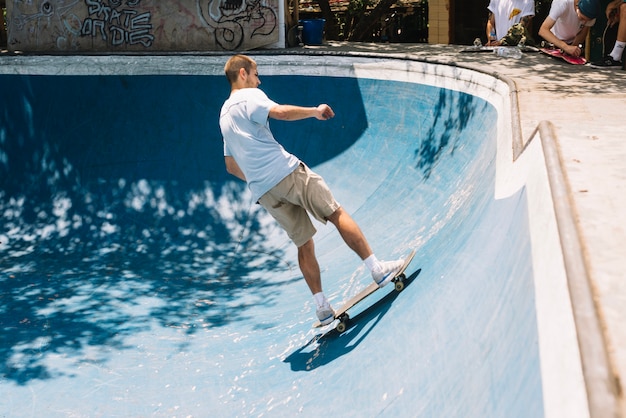 Skateboarder Na Rampie W Słonecznym Dniu