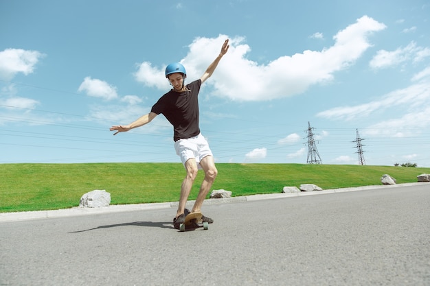 Skateboarder Robi Figla Na Miejskiej Ulicy W Słoneczny Dzień