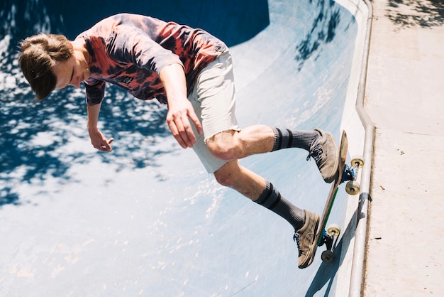 Skateboarder Skoki Na Ziemi