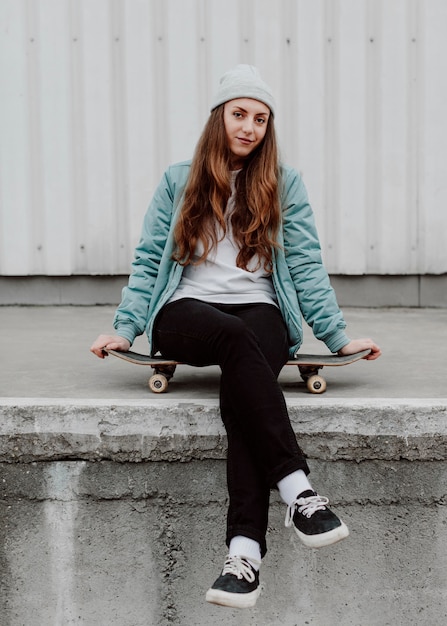 Skater Dziewczyna W Miejskich Siedzi Na łyżwie