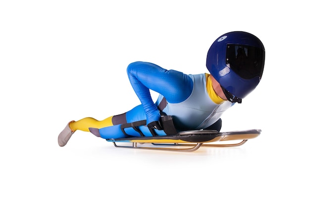 Bezpłatne zdjęcie skeleton sport bobsled luge zawodnik zjeżdża na saniach na białym tle