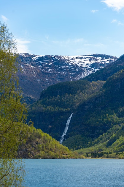 Bezpłatne zdjęcie skjolden norwegia 16 maja 2023 góra i wodospad