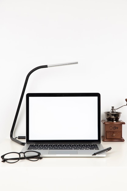 Skład biurka z pustym ekranem laptopa