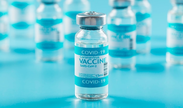 Bezpłatne zdjęcie skład butelek ze szczepionką zapobiegawczą na koronawirusa