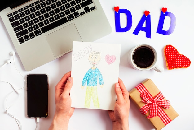 Bezpłatne zdjęcie skład dzień ojca z laptopa i dzieci rysunek