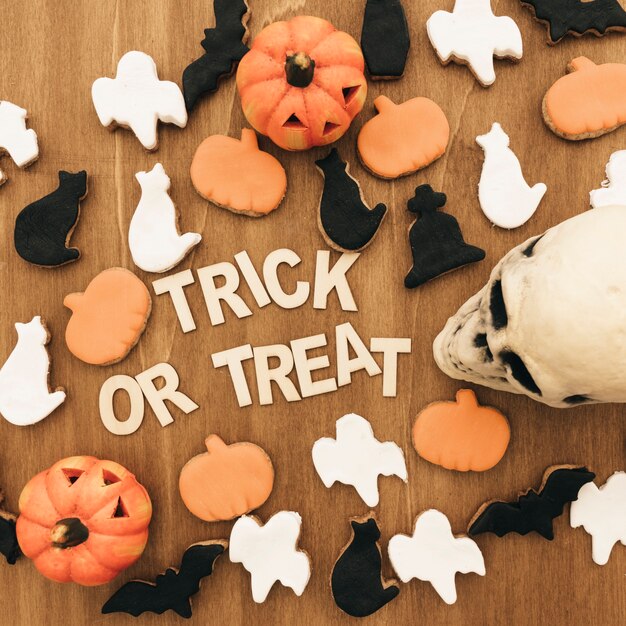 Skład Halloween z plików cookie i czaszki