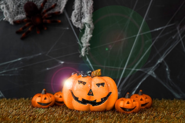 Bezpłatne zdjęcie skład halloween z upiornym dynie