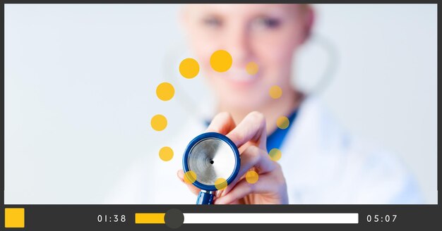 Skład lekarki trzymającej stetoskop na ekranie interfejsu odtwarzania wideo