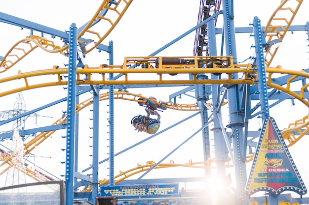 Skład parku rozrywki z roller-coaster