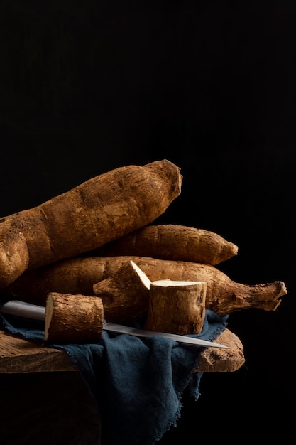 Bezpłatne zdjęcie skład pożywnych korzeni manioku w plasterkach
