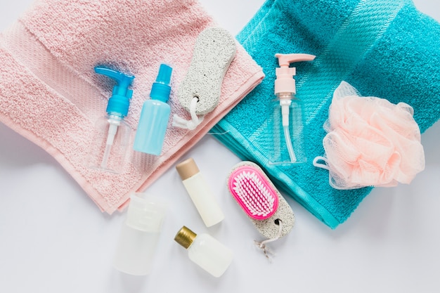 Bezpłatne zdjęcie skład produktów kosmetycznych na ręczniki