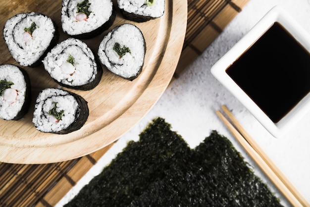 Bezpłatne zdjęcie skład rolek sushi z sosem i pałeczkami