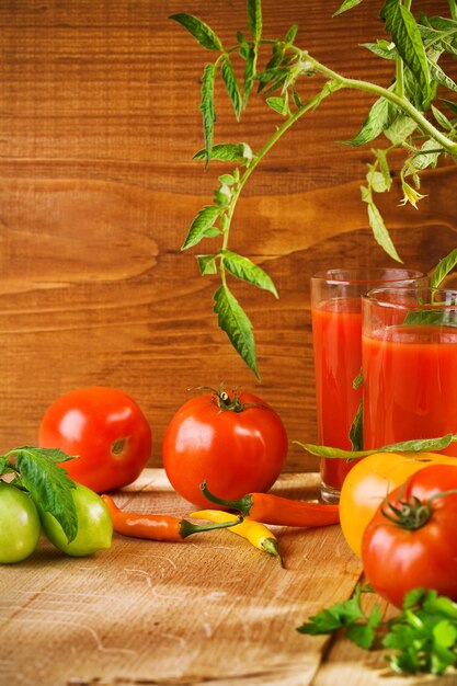 Skład Soku Pomidorowego I Pomidora Z Papryką Premium Zdjęcia