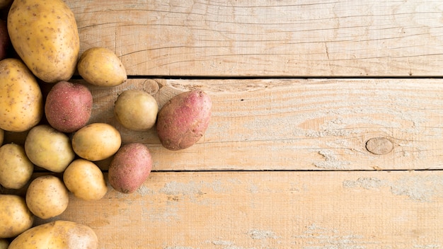 Bezpłatne zdjęcie skład surowe ziemniaki z miejsca kopiowania