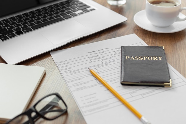 Bezpłatne zdjęcie skład wniosku wizowego z paszportem