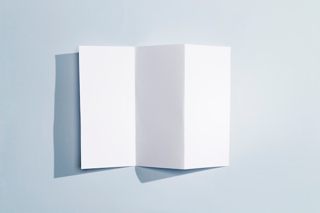 Składana broszura z białego papieru widok z góry