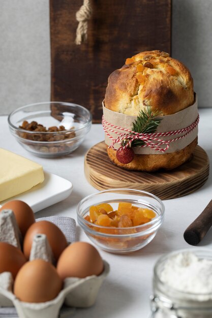 Składniki pod wysokim kątem i układ panettone