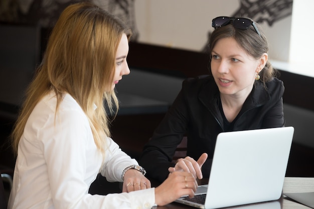 Skoncentrowane Pracownicy Rozmawiają O Pracy