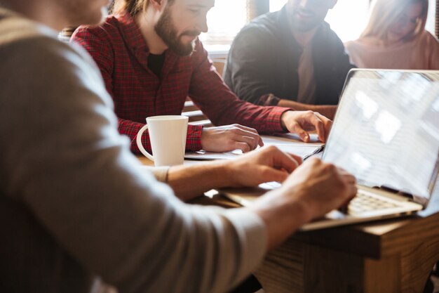 Skoncentrowani koledzy siedzący w biurze i coworking.