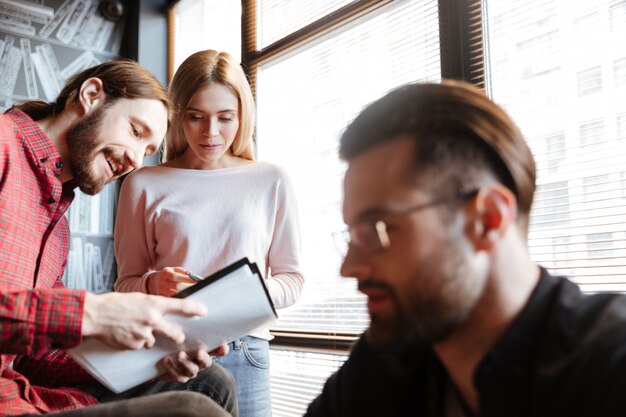 Skoncentrowani koledzy siedzący w biurze i coworking.